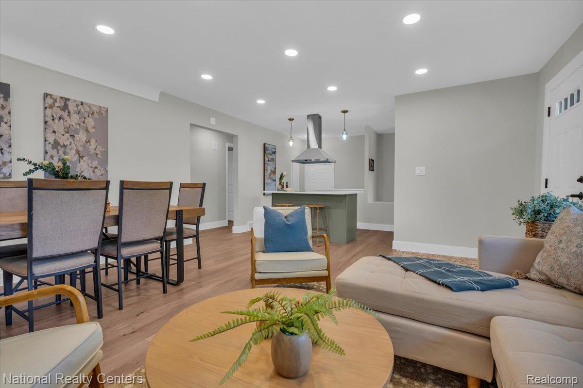 27407 Buckingham Street