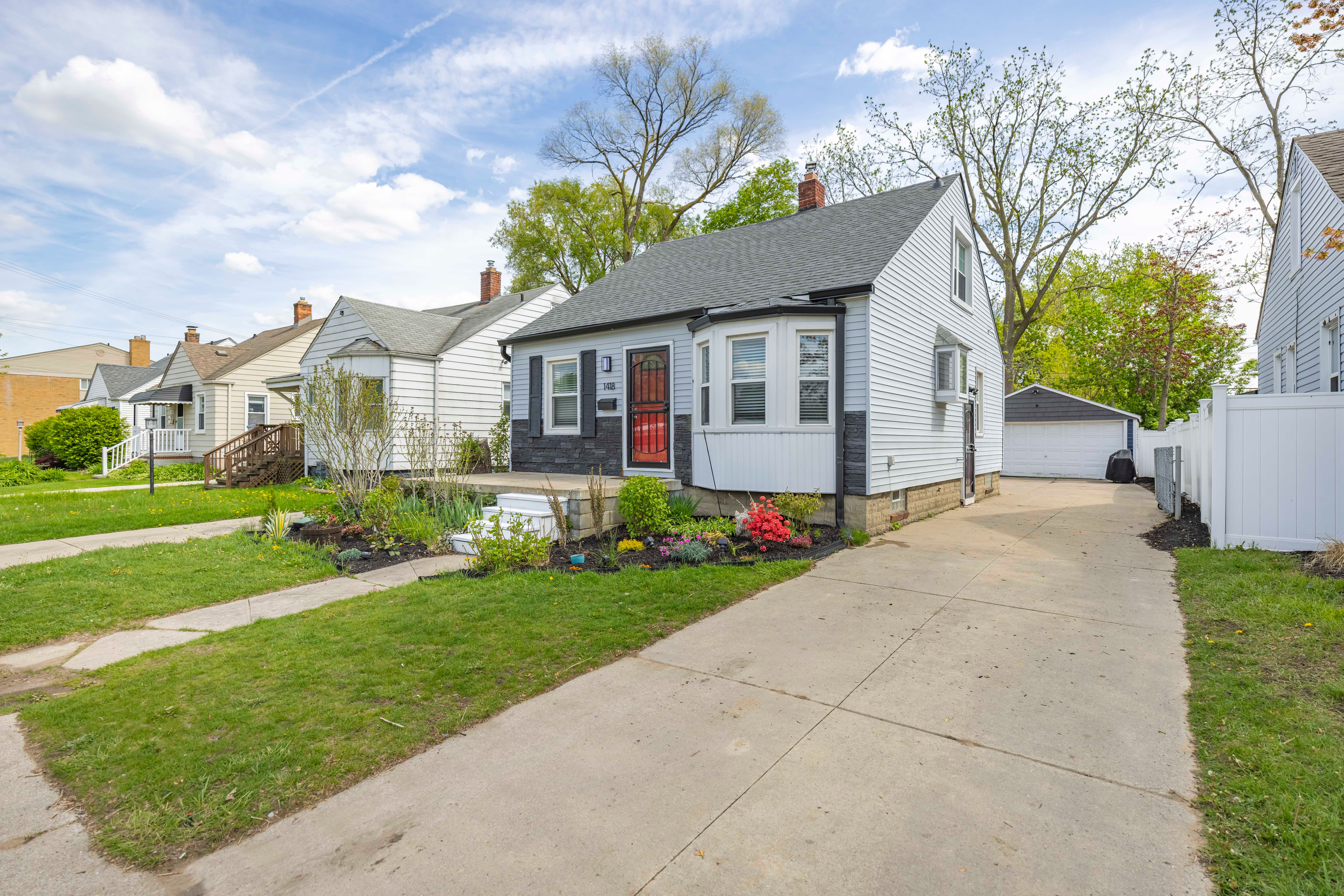 1418 E 10 MILE Road