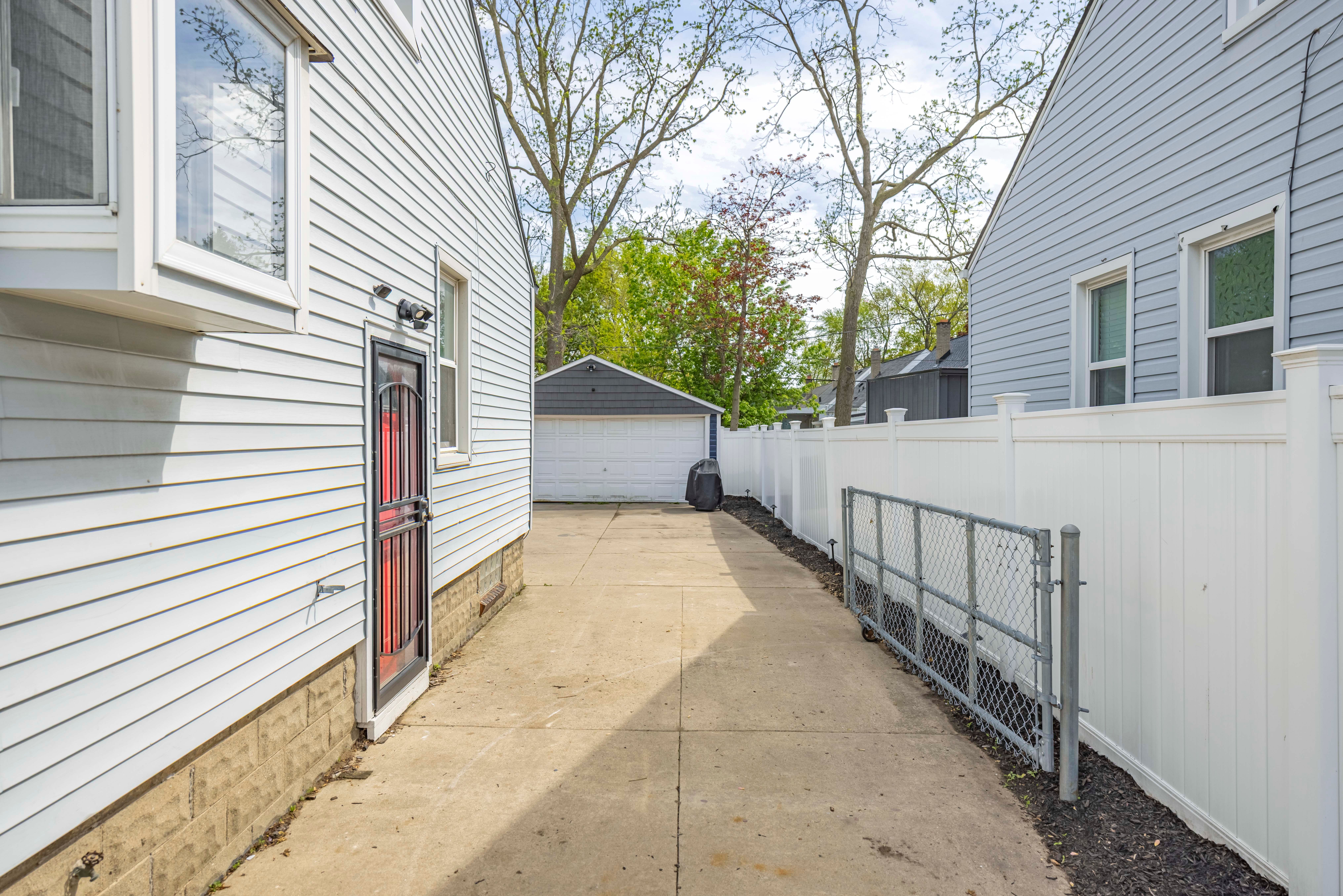 1418 E 10 MILE Road