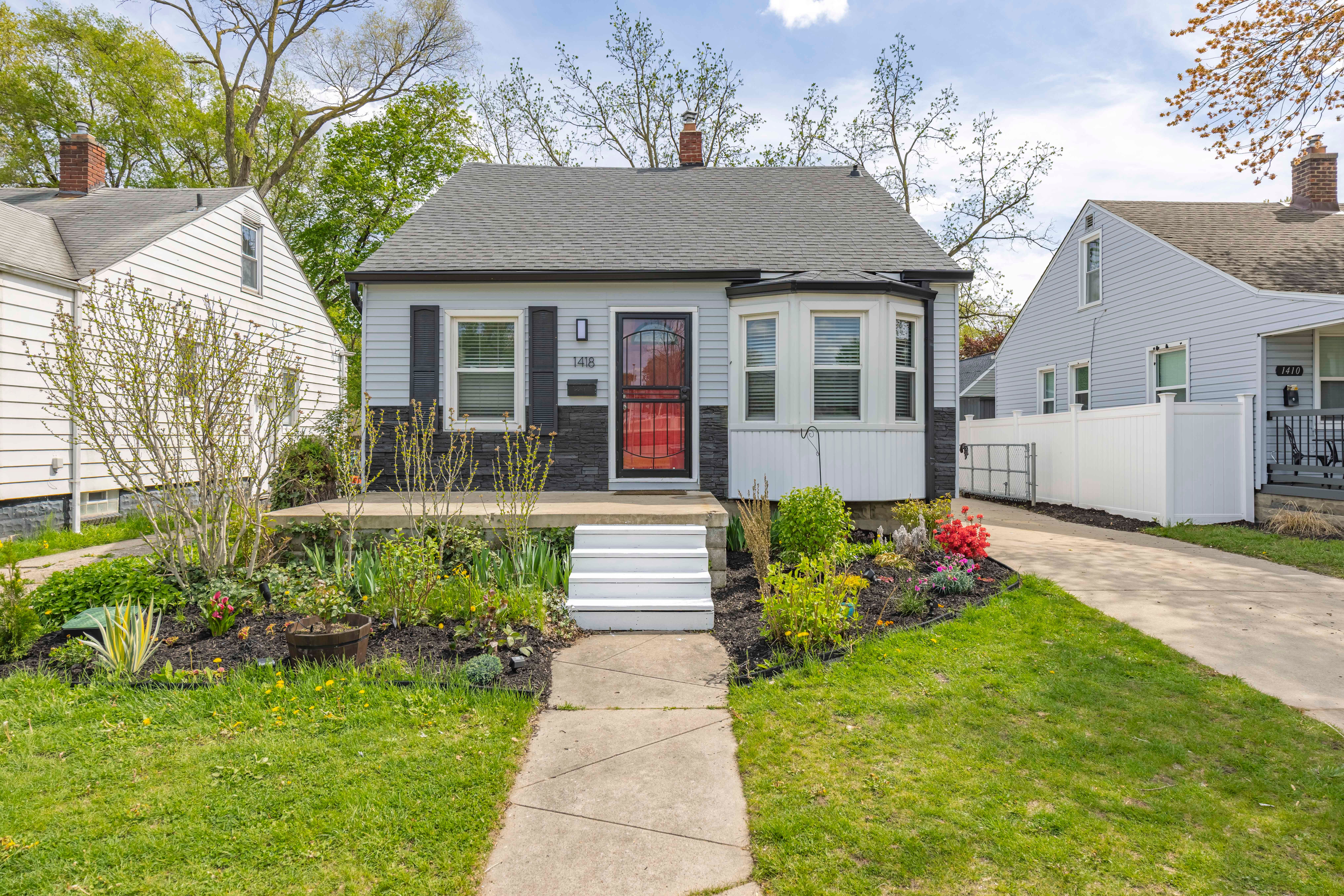 1418 E 10 MILE Road