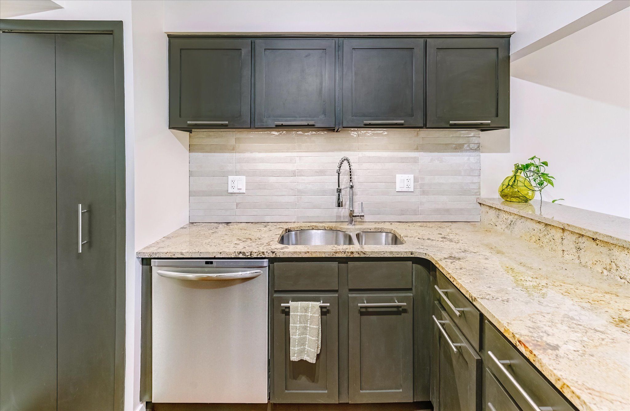 1687 RIVERSIDE Drive 18