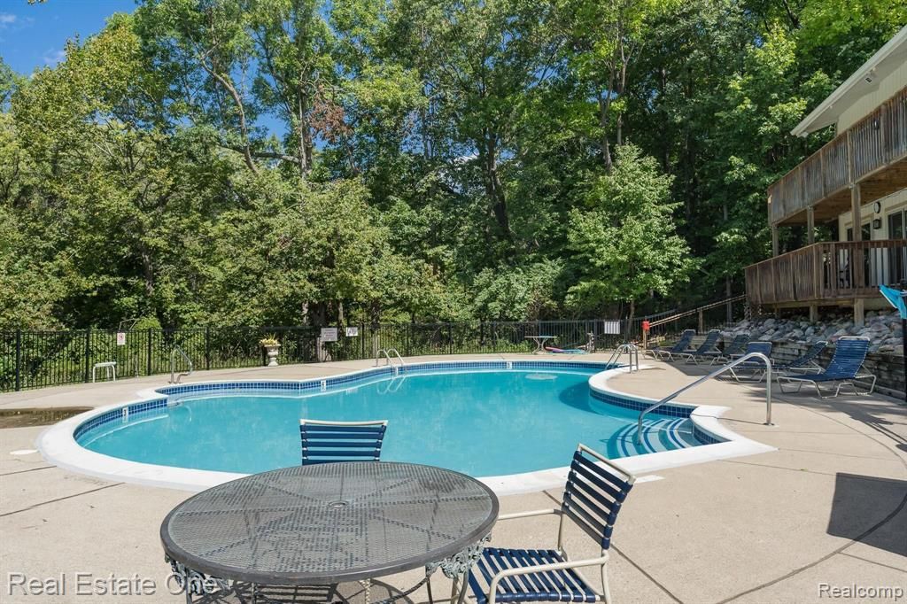 1687 RIVERSIDE Drive 18