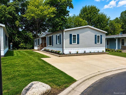 11410 N LAKE DR, FENTON, MI 48430 - Image 2eee5a85ce42efe2eb812b08d0bfdfb5/830166578