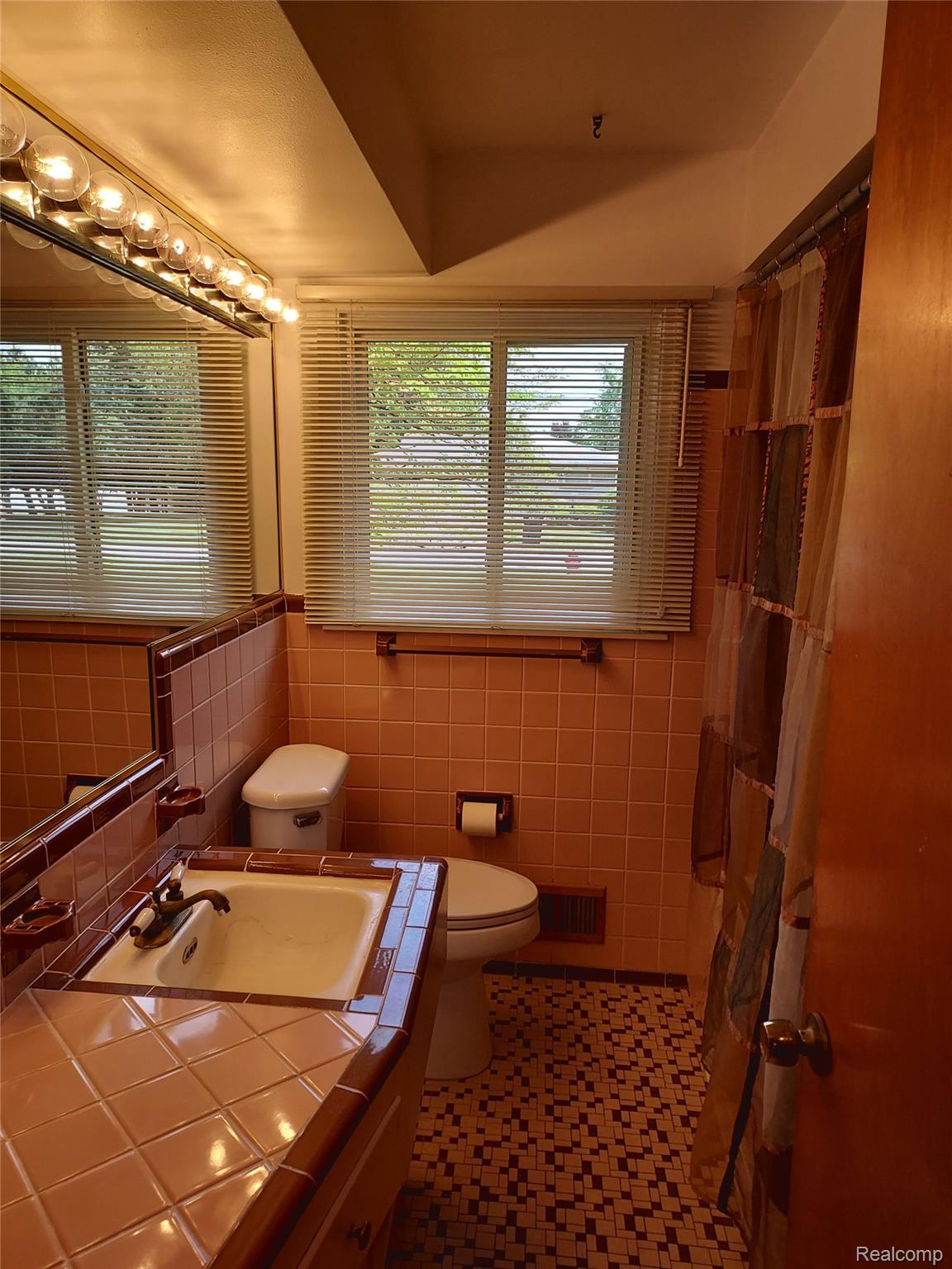 Southfield City, Michigan 48033, United States, 3 Bedrooms Bedrooms, ,2 BathroomsBathrooms,Residential,Active,141742