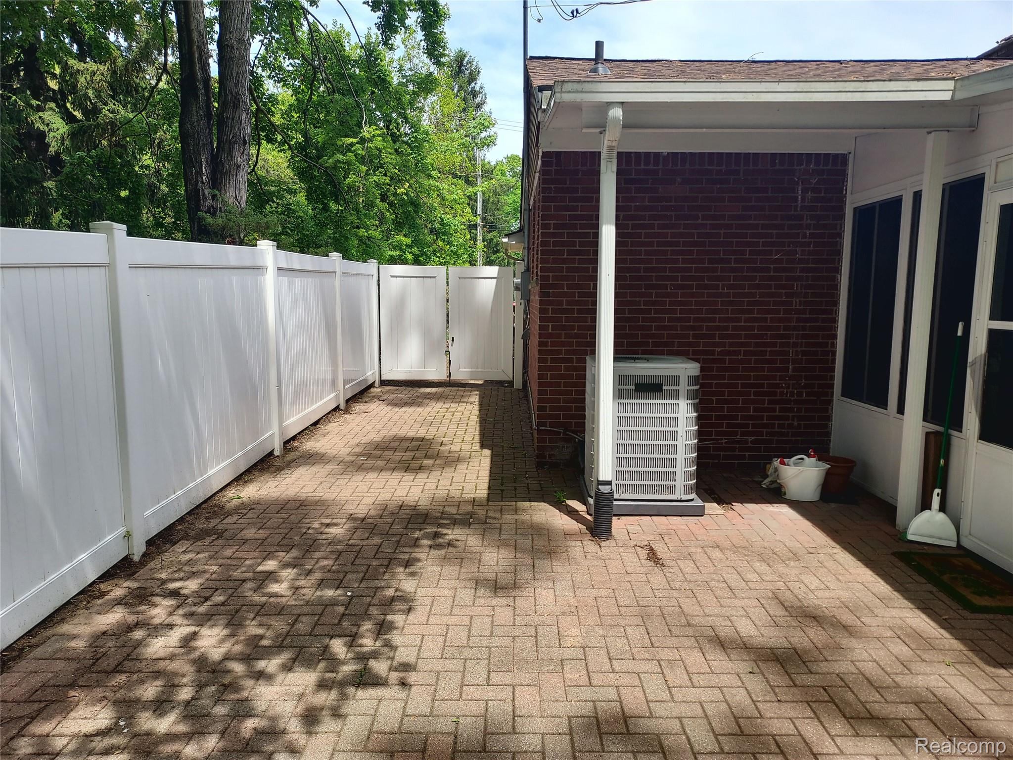 Southfield City, Michigan 48033, United States, 3 Bedrooms Bedrooms, ,2 BathroomsBathrooms,Residential,Active,141742
