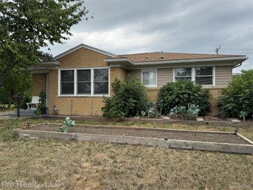 17028 W 13 Mile Road Beverly Hills Village MI 48025