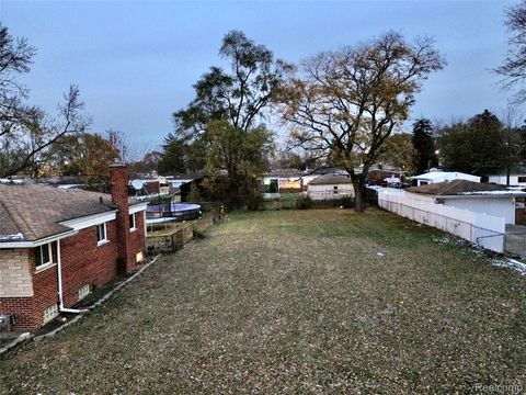 24134 Loretta Avenue Warren City MI 48091