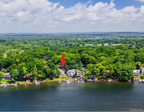 8605 EDGEWOOD PARK Drive Commerce Charter Township MI 48382