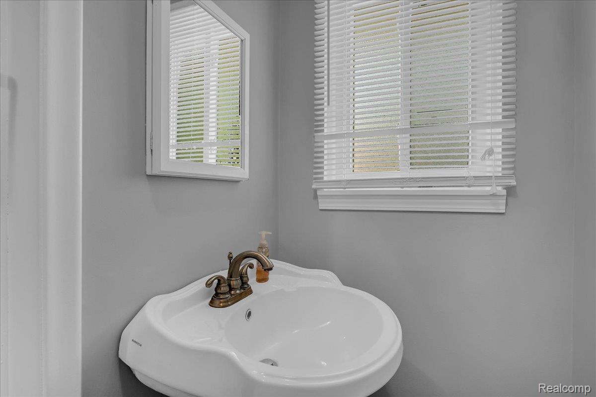 Southfield City, Michigan 48075, United States, 3 Bedrooms Bedrooms, ,2 BathroomsBathrooms,Residential,Active,190900