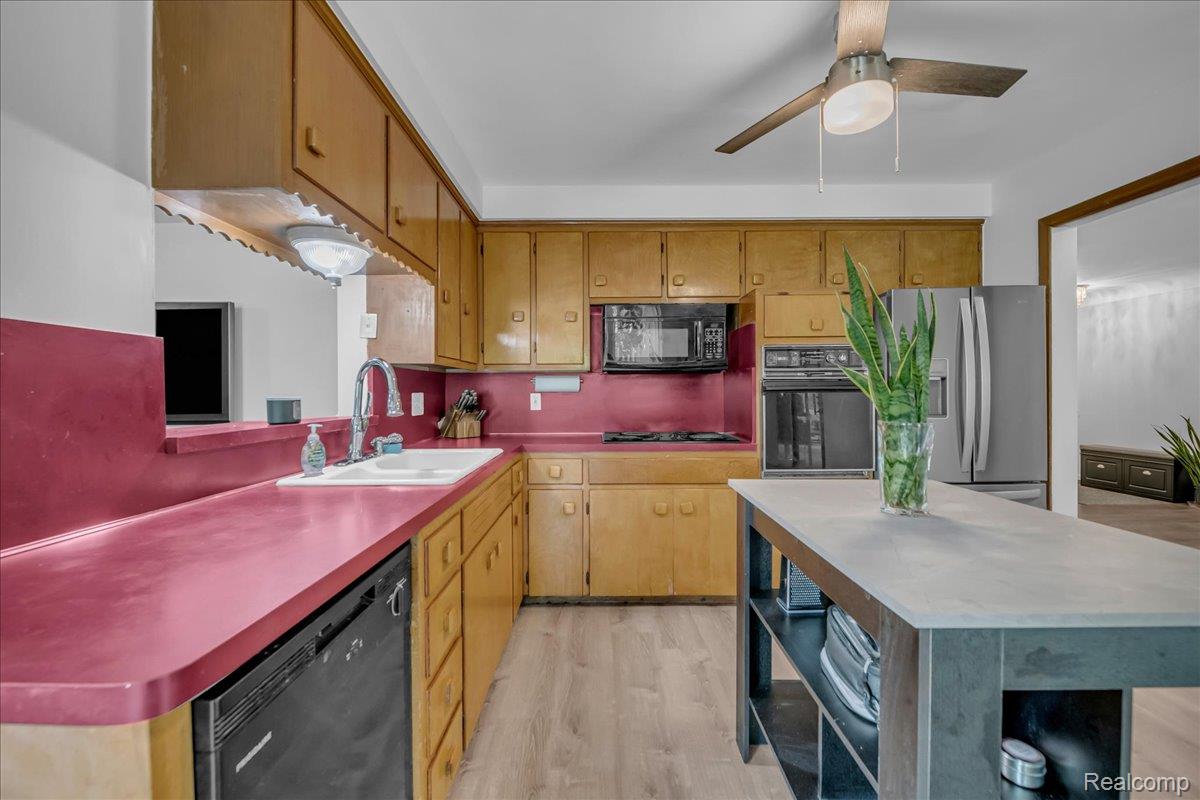 Southfield City, Michigan 48075, United States, 3 Bedrooms Bedrooms, ,2 BathroomsBathrooms,Residential,Active,190900