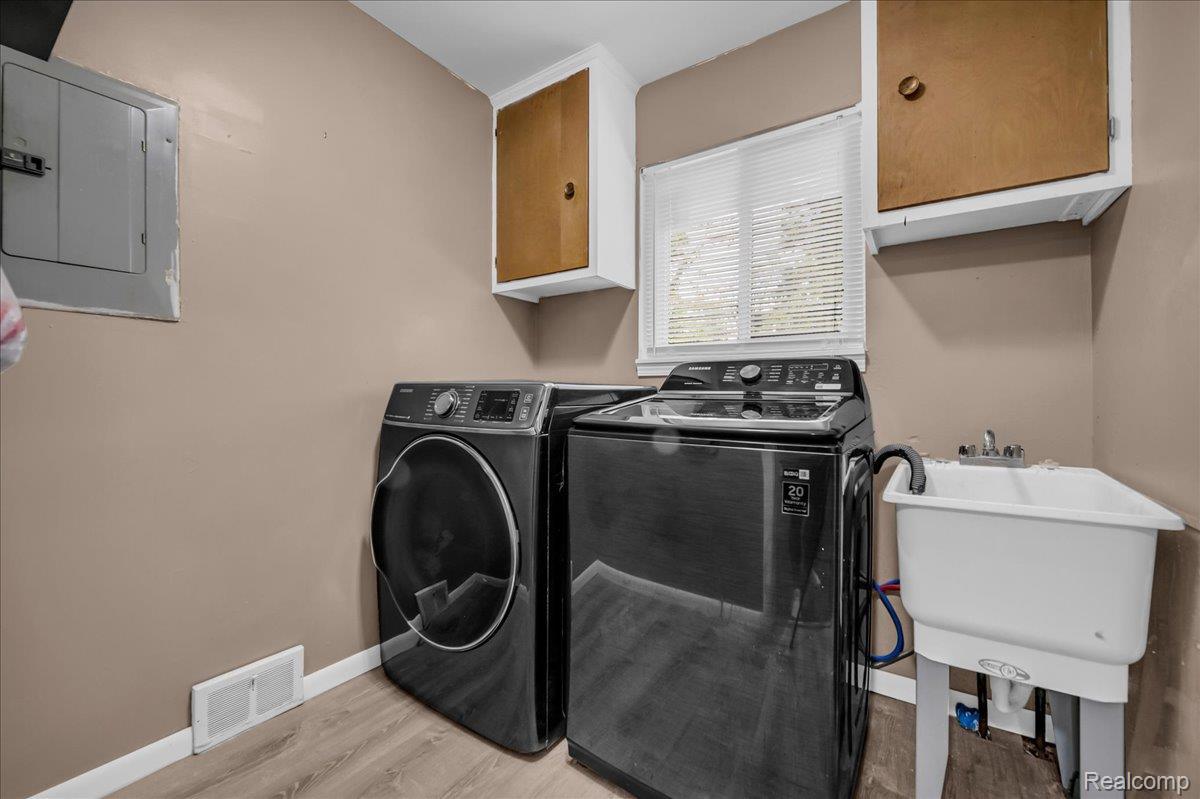 Southfield City, Michigan 48075, United States, 3 Bedrooms Bedrooms, ,2 BathroomsBathrooms,Residential,Active,190900