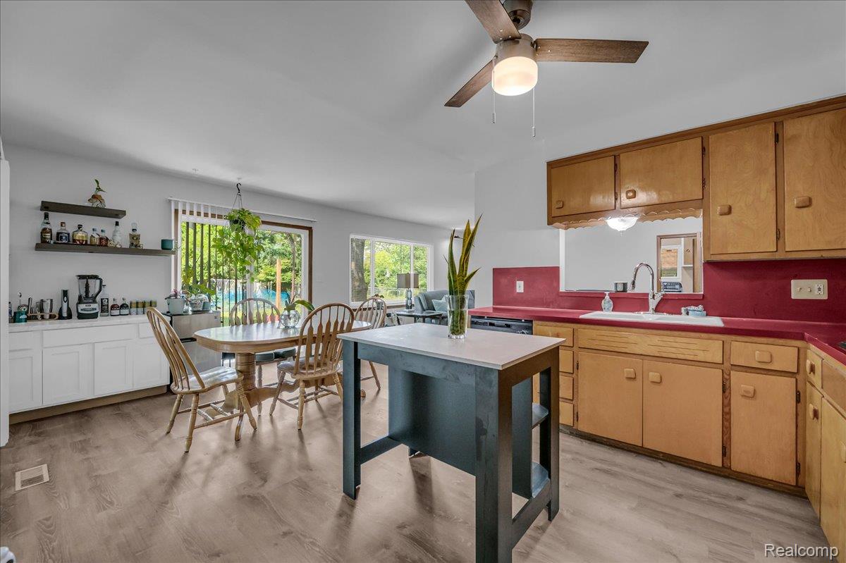 Southfield City, Michigan 48075, United States, 3 Bedrooms Bedrooms, ,2 BathroomsBathrooms,Residential,Active,190900