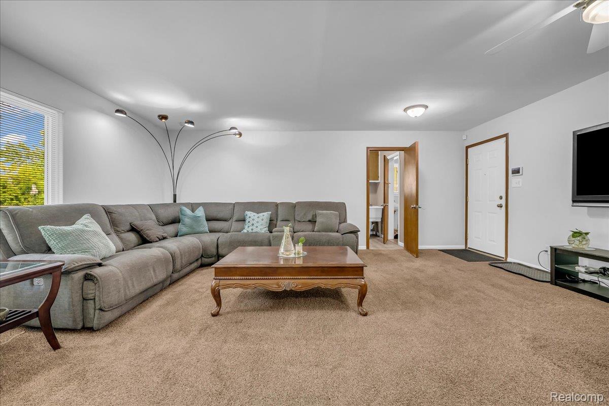 Southfield City, Michigan 48075, United States, 3 Bedrooms Bedrooms, ,2 BathroomsBathrooms,Residential,Active,190900