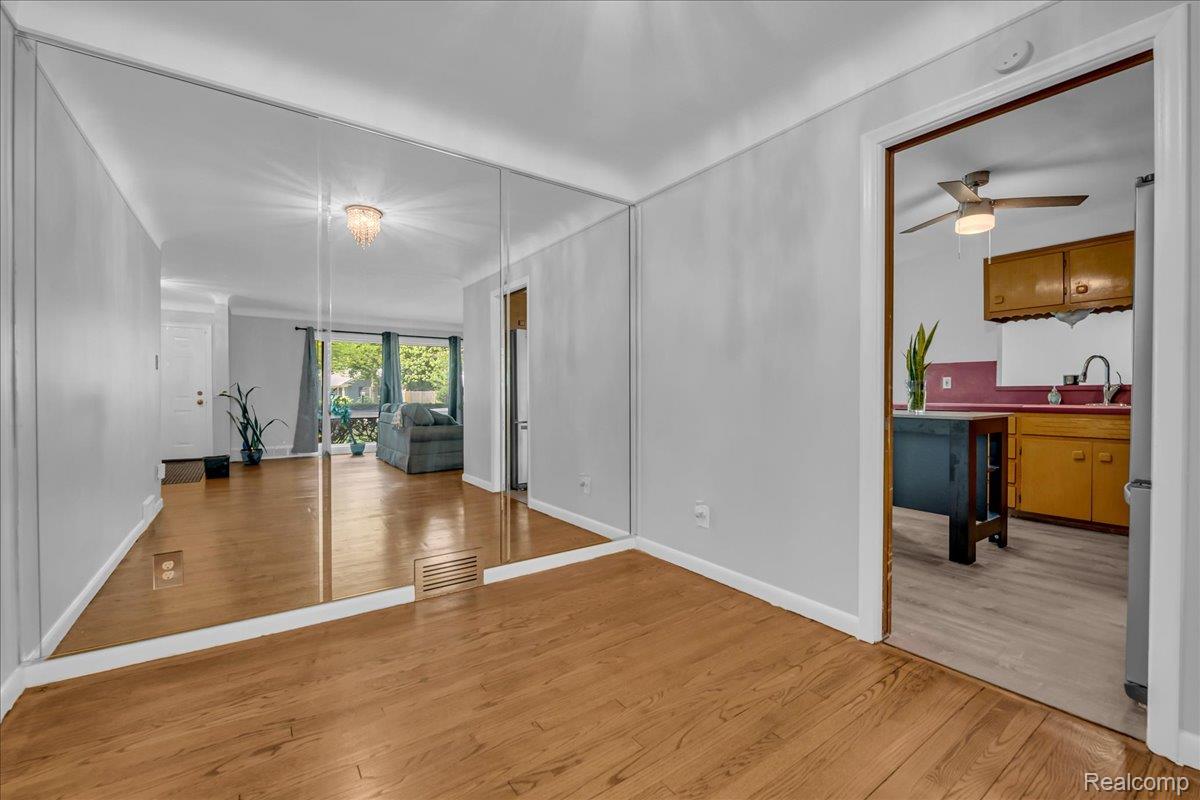 Southfield City, Michigan 48075, United States, 3 Bedrooms Bedrooms, ,2 BathroomsBathrooms,Residential,Active,190900