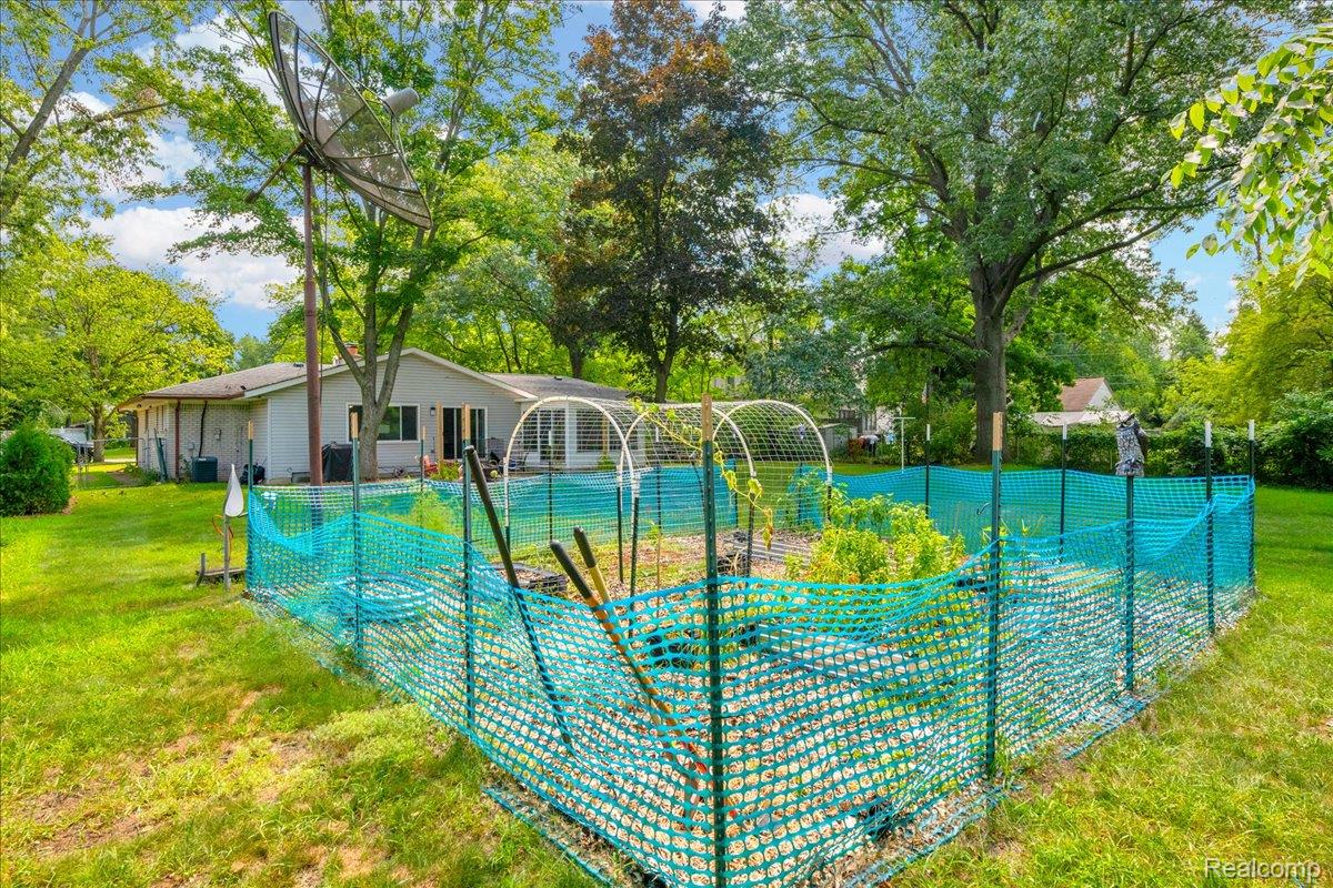 Southfield City, Michigan 48075, United States, 3 Bedrooms Bedrooms, ,2 BathroomsBathrooms,Residential,Active,190900