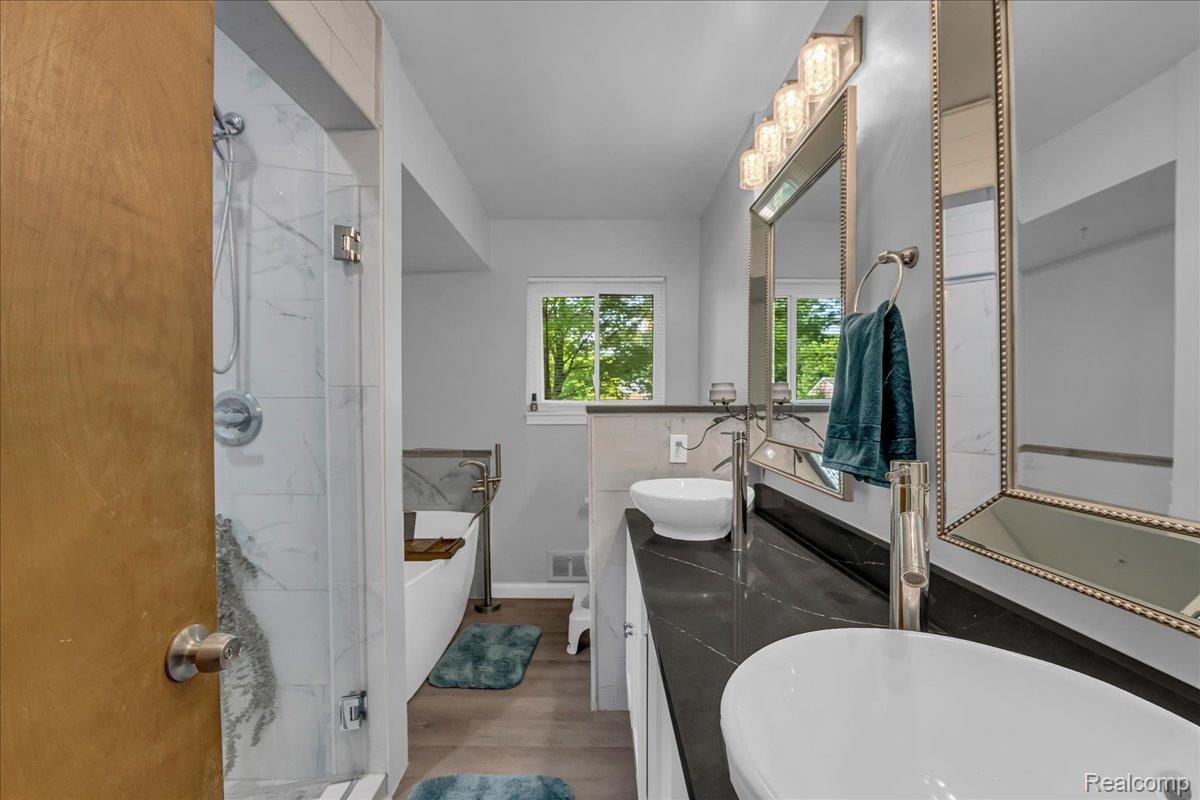 Southfield City, Michigan 48075, United States, 3 Bedrooms Bedrooms, ,2 BathroomsBathrooms,Residential,Active,190900