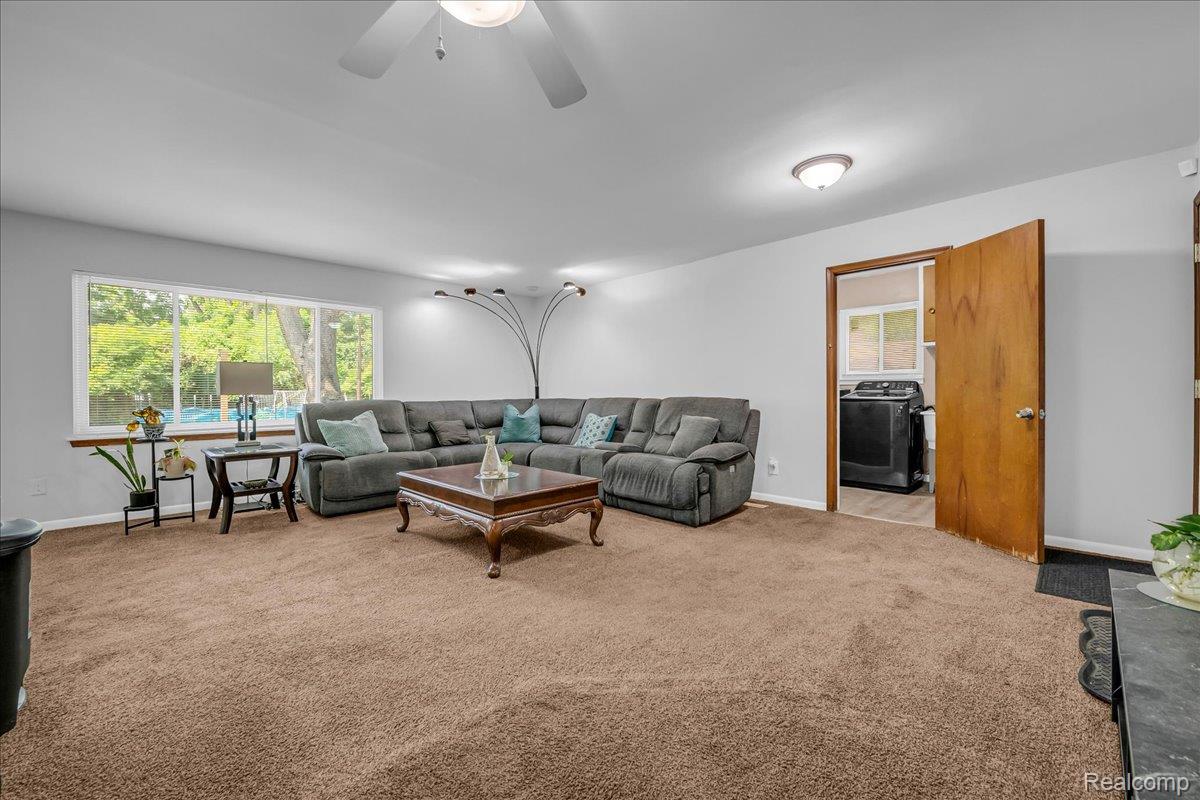 Southfield City, Michigan 48075, United States, 3 Bedrooms Bedrooms, ,2 BathroomsBathrooms,Residential,Active,190900