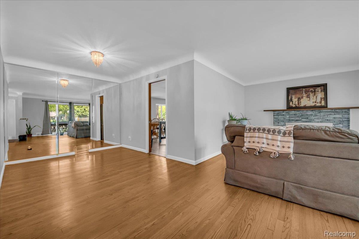 Southfield City, Michigan 48075, United States, 3 Bedrooms Bedrooms, ,2 BathroomsBathrooms,Residential,Active,190900