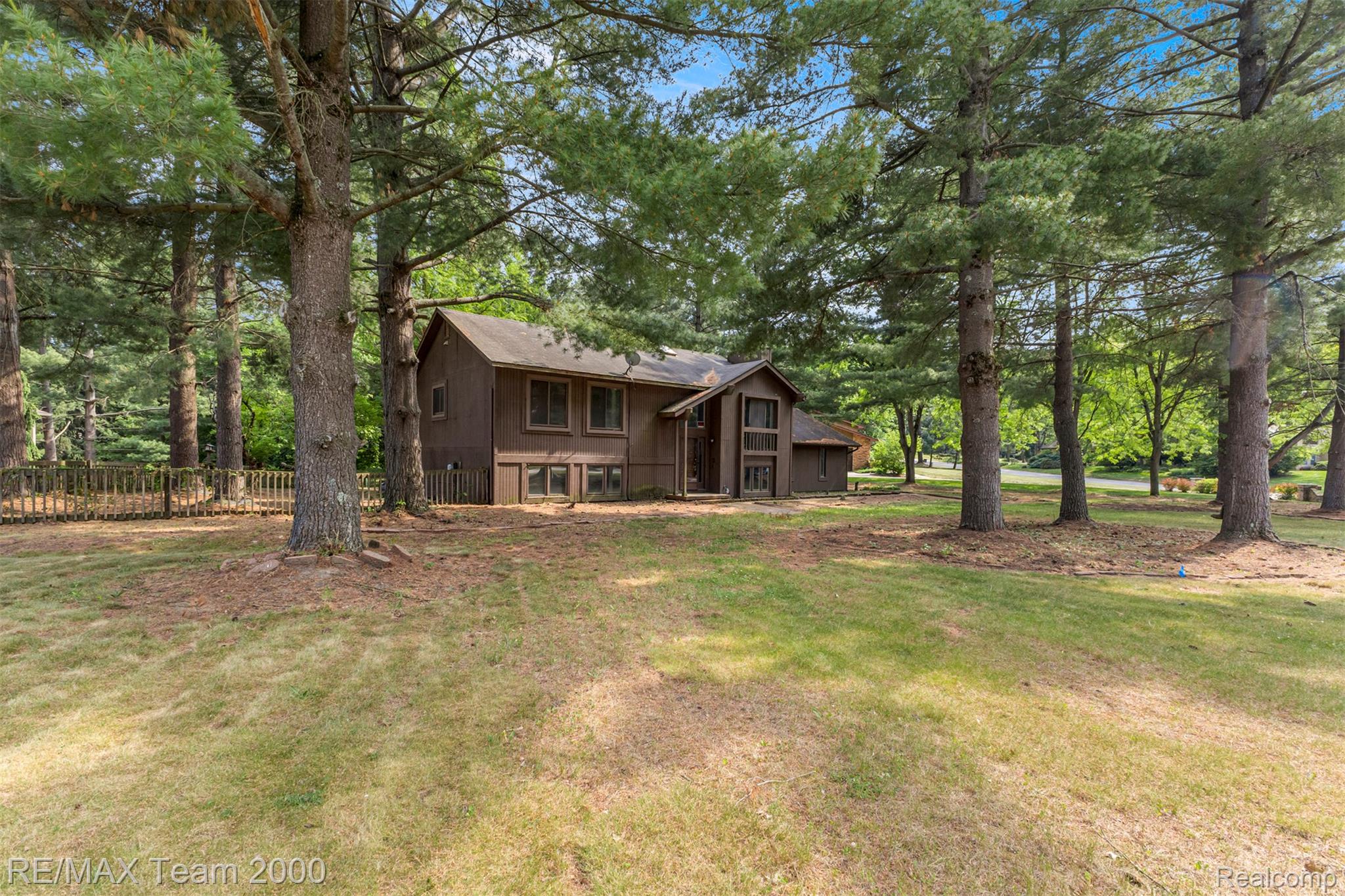 5445 Pine View Drive