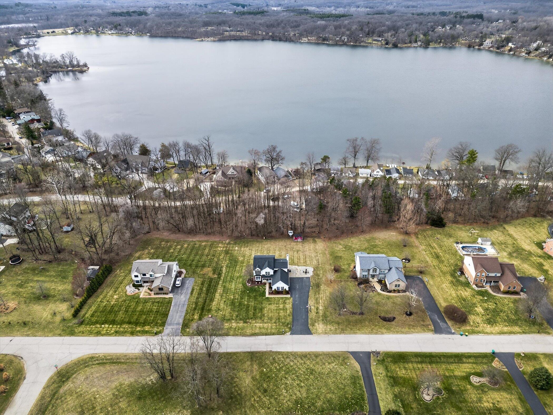 7233 N Lake Orchard Drive