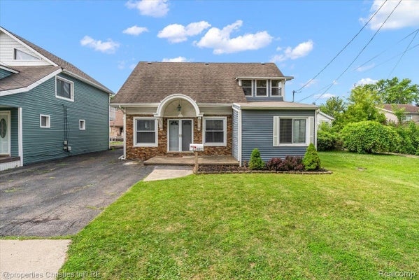 22482 BEACH ST, SAINT CLAIR SHORES, MI 48081 - Image 3053f43a92c2e943ebb8deffdb5e305f/2168721049
