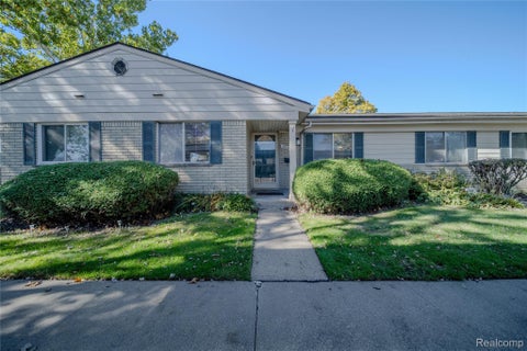 Photo of 26533 Franklin Pointe Drive, Southfield City, MI 48034 (MLS # 20261085041)