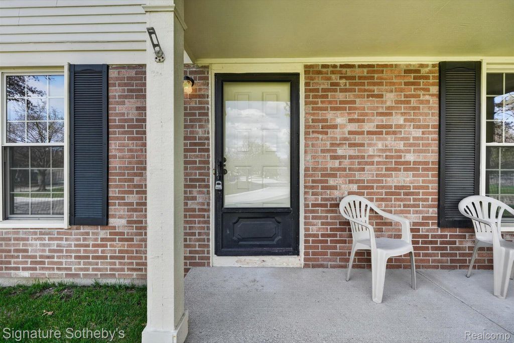 Photo of 1445 Dover Hill N, Walled Lake City, MI 48390 (MLS # 20261024793)