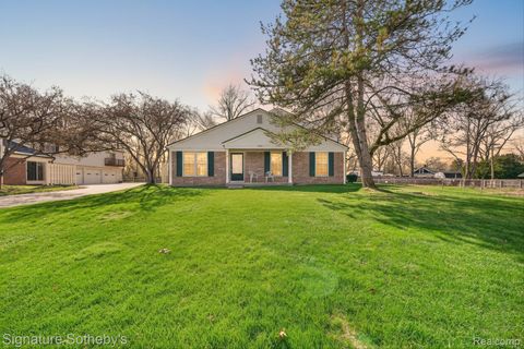 1445 Dover Hill N Walled Lake City MI 48390