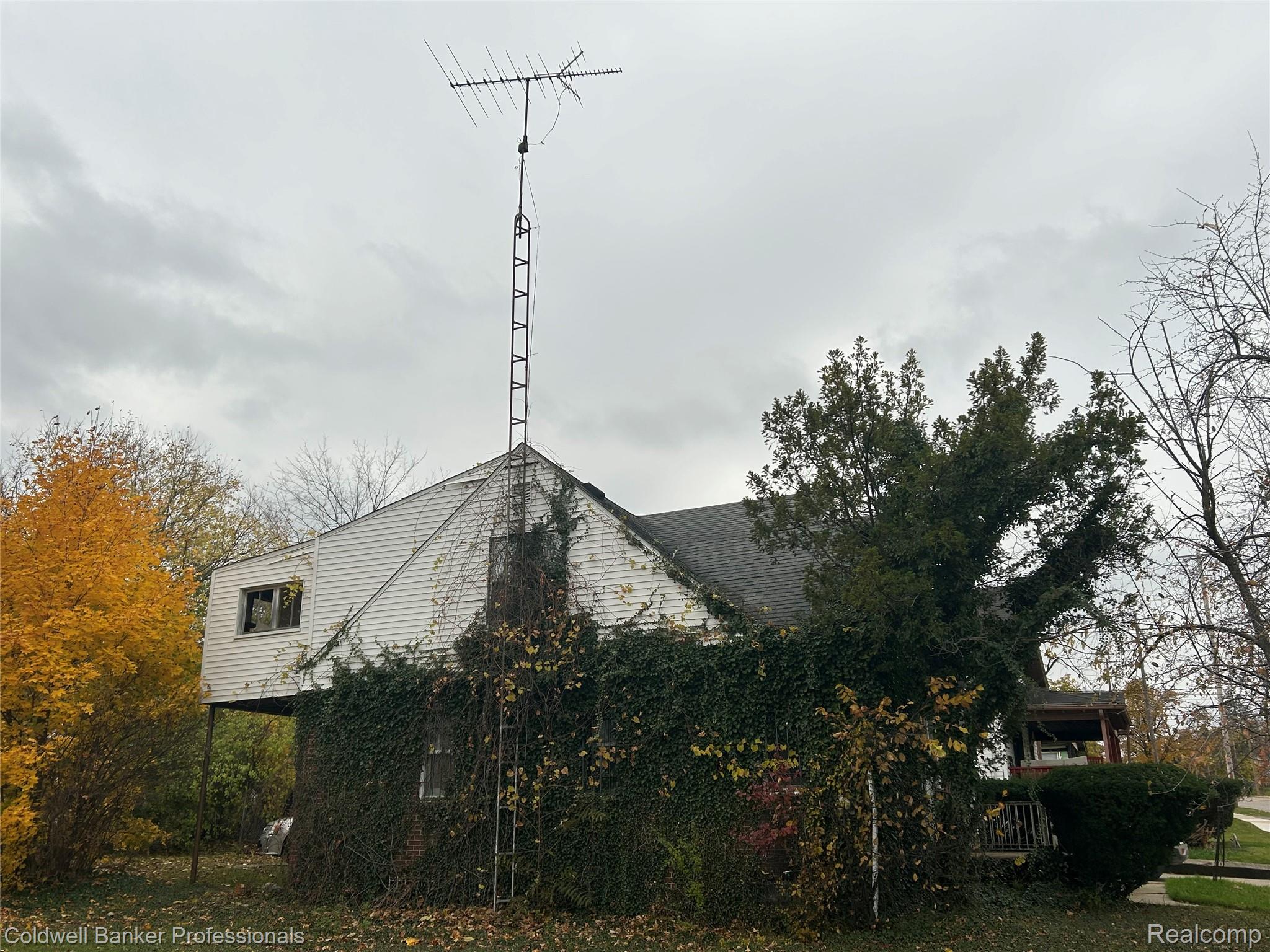 638 E Pasadena Avenue