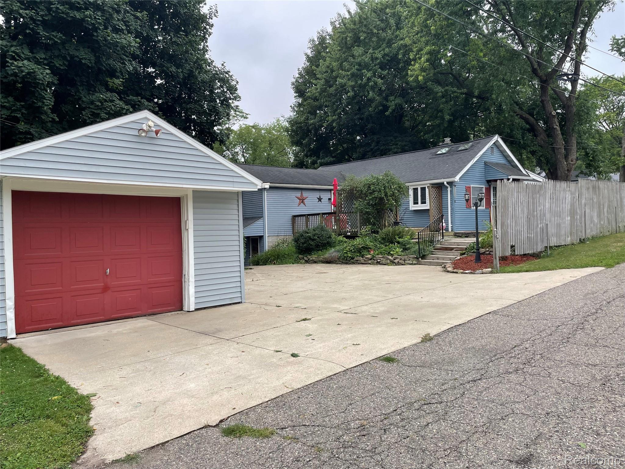 Waterford Charter Township, Michigan 48329, United States, 3 Bedrooms Bedrooms, ,2 BathroomsBathrooms,Residential,Active,193832