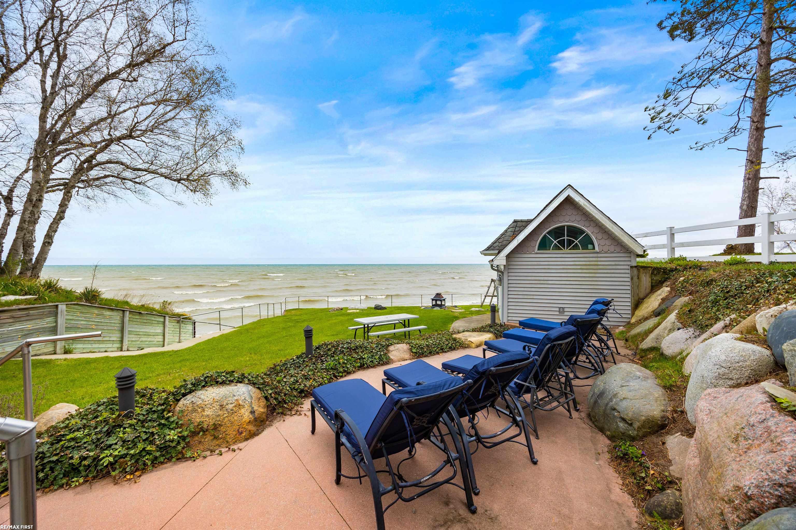 3864 Lakeshore Road