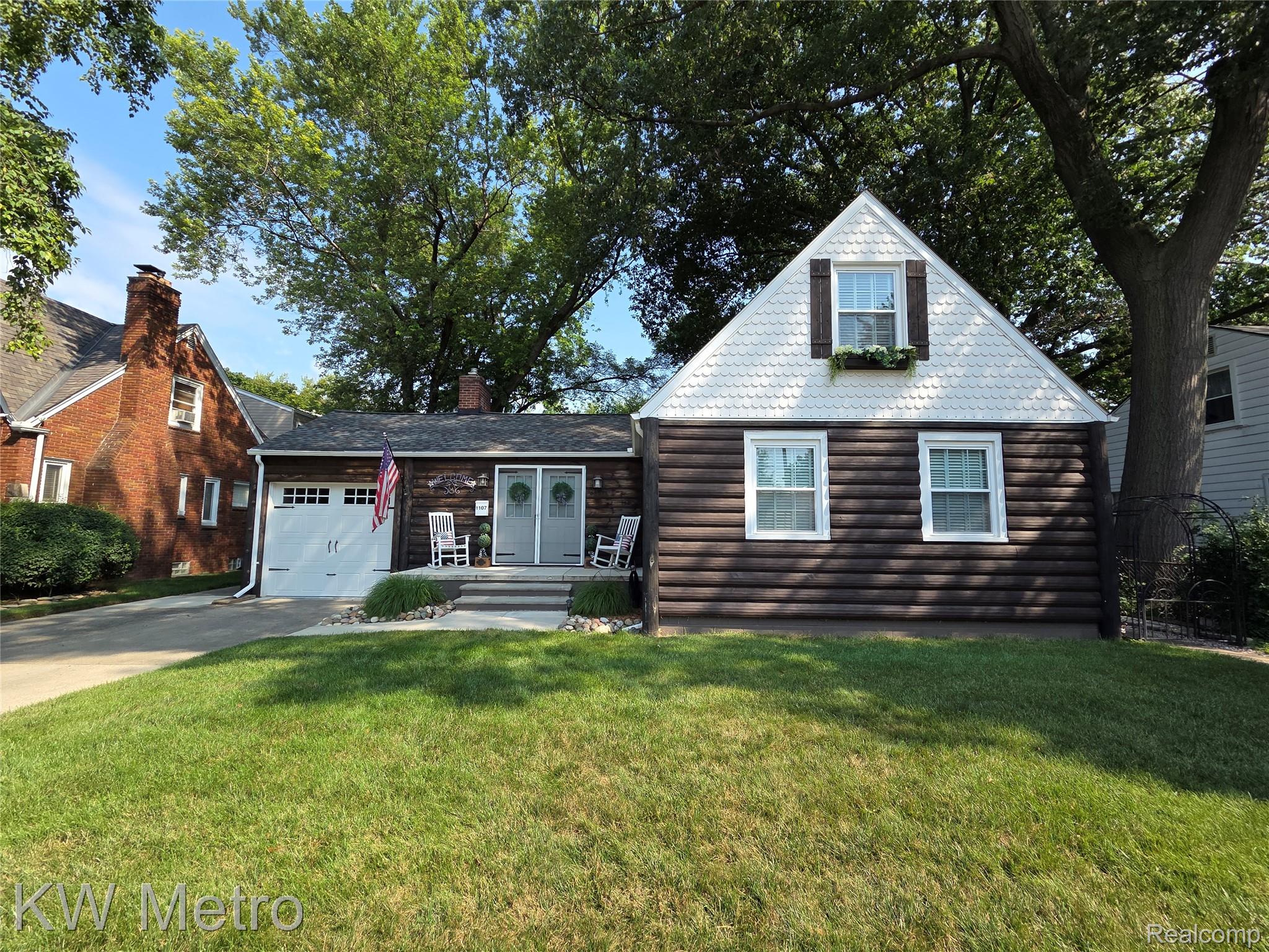 1107 E LINCOLN AVE Avenue