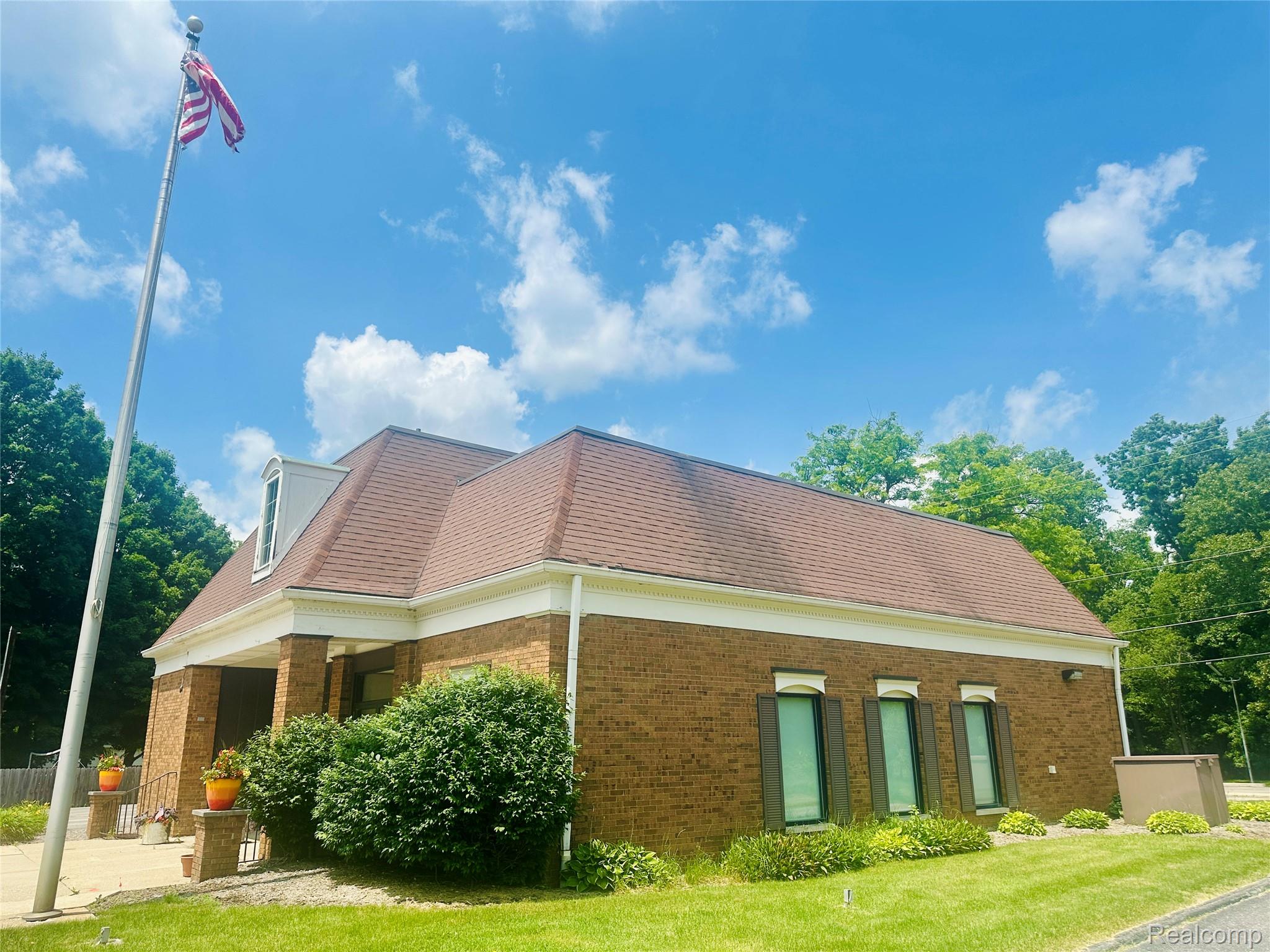 222 W MAIN Street