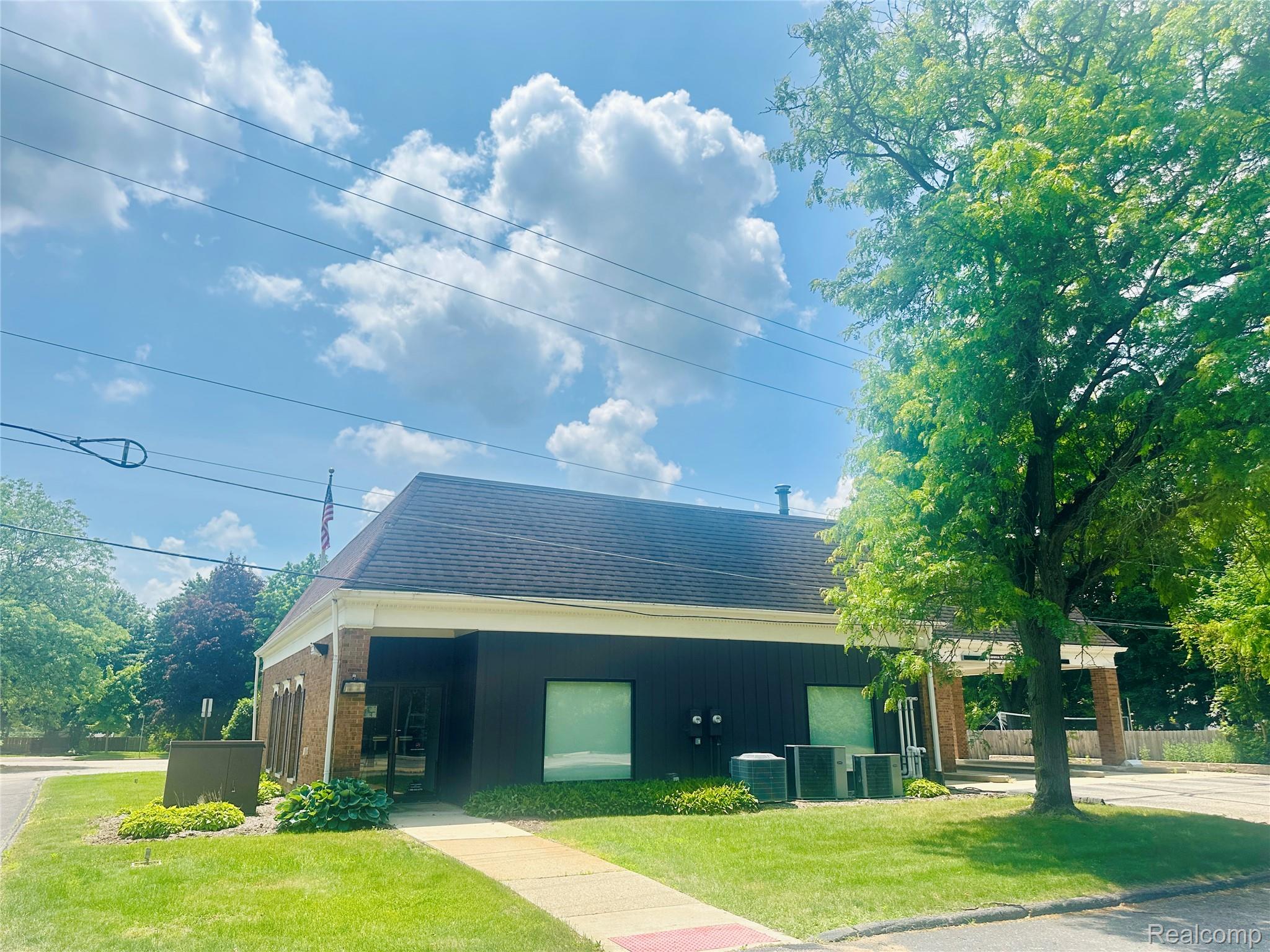 222 W MAIN Street
