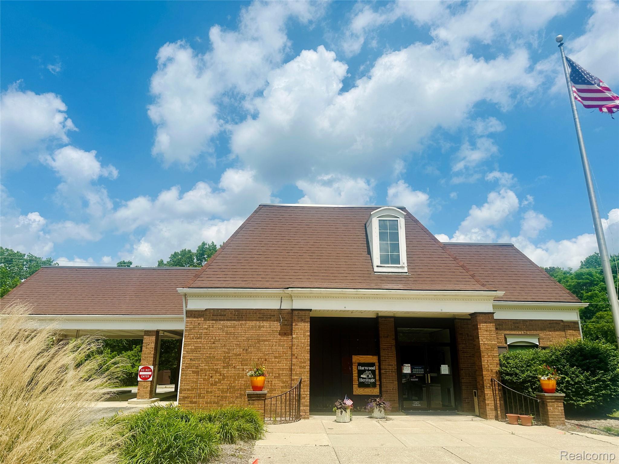 222 W MAIN Street