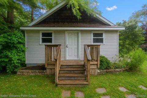 Photo of 784 Heights Rd, Lake Orion Village, MI 48362 (MLS # 20251029610)