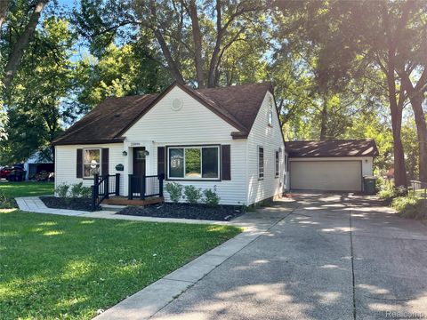 23096 HAWTHORNE Street Farmington City MI 48336