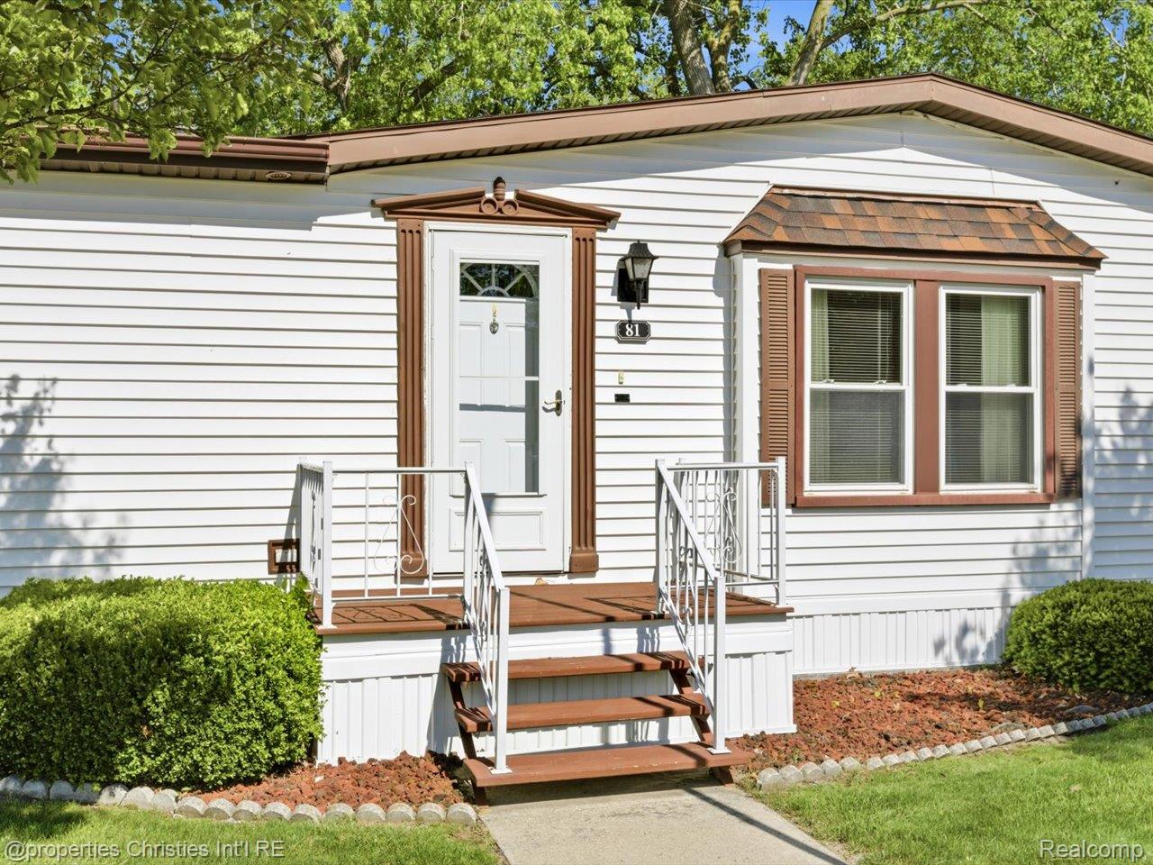 3333 Ravenswood Road 81