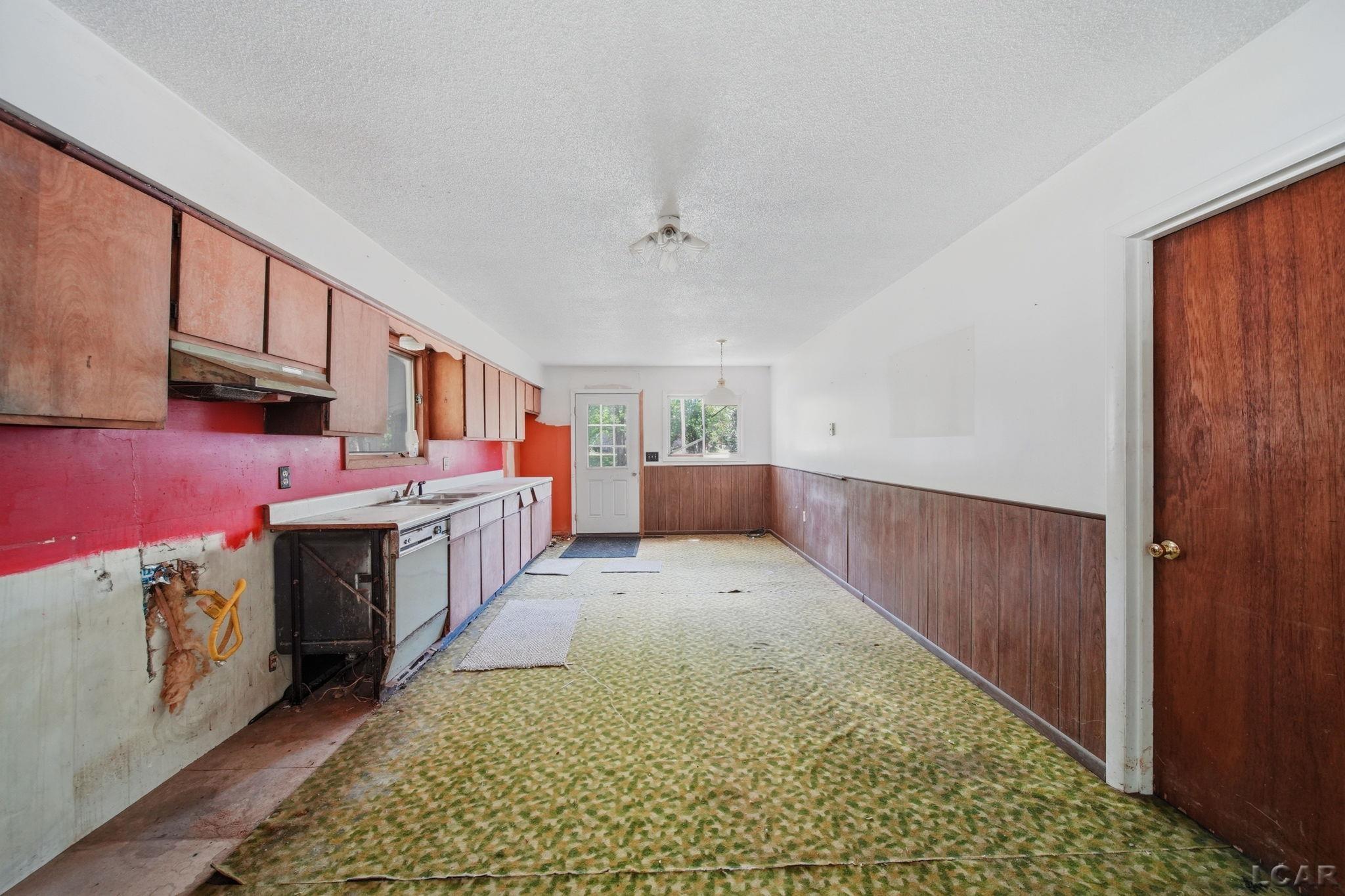 3940 Round Lake Highway