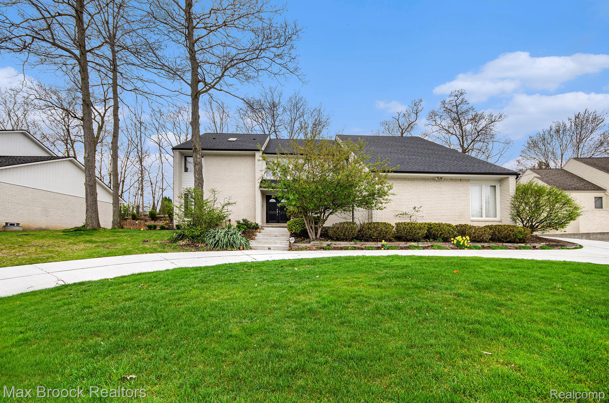 5322 Pond Bluff Drive