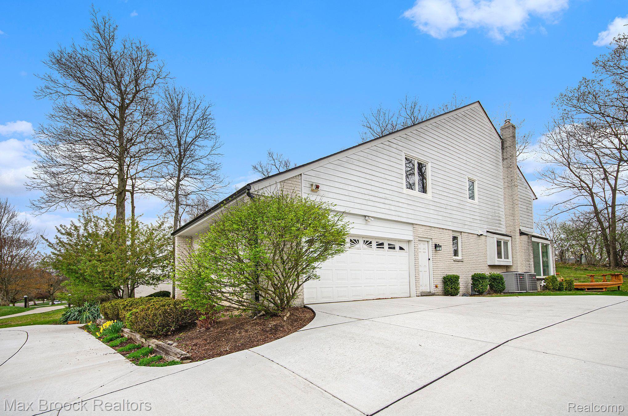 5322 Pond Bluff Drive