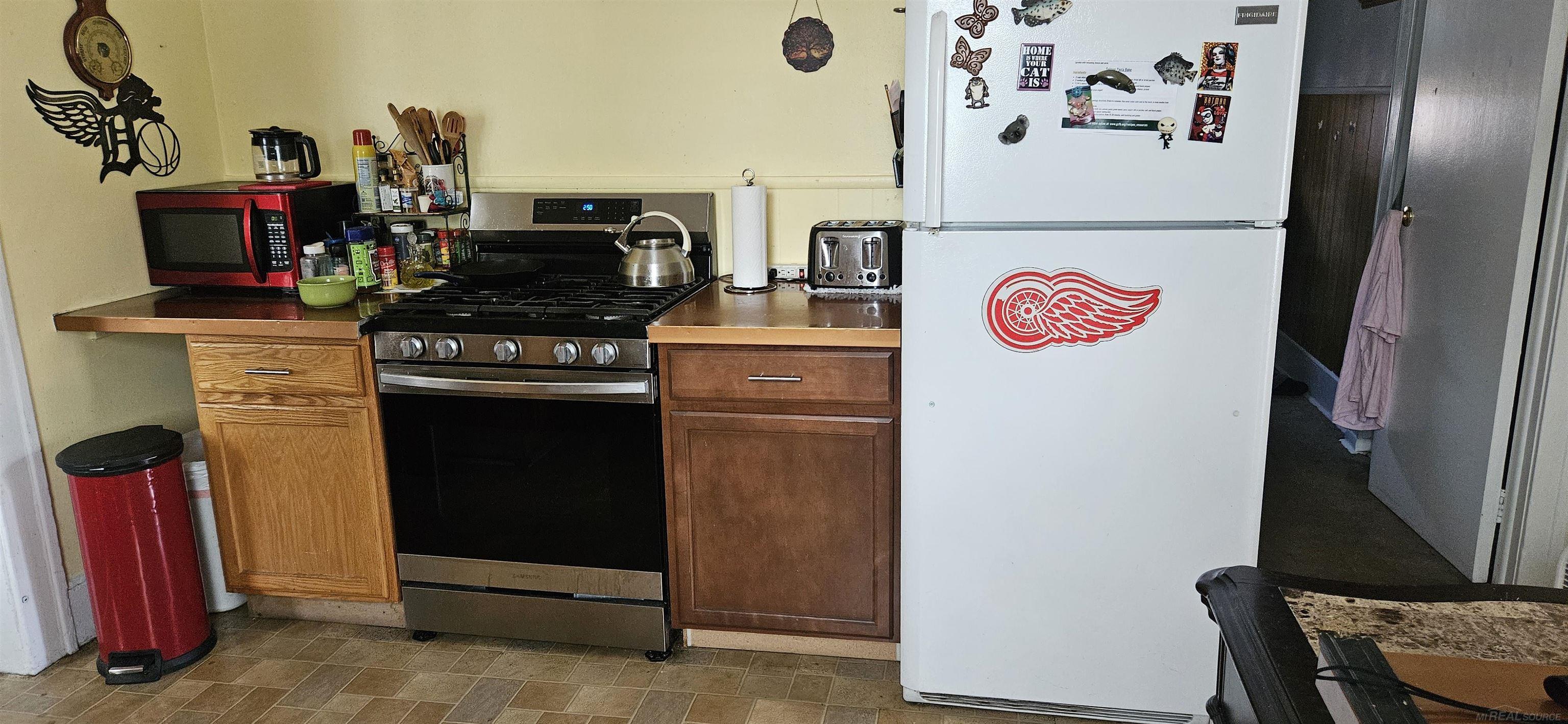 19504 Bigelow Street