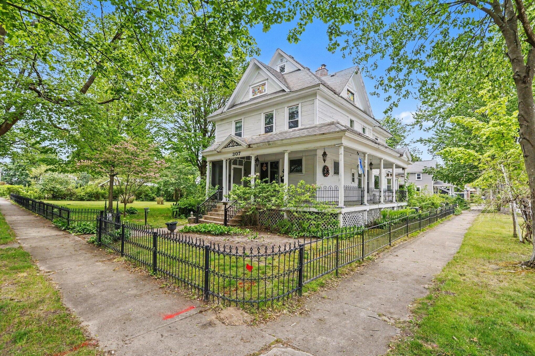 307 Center Street