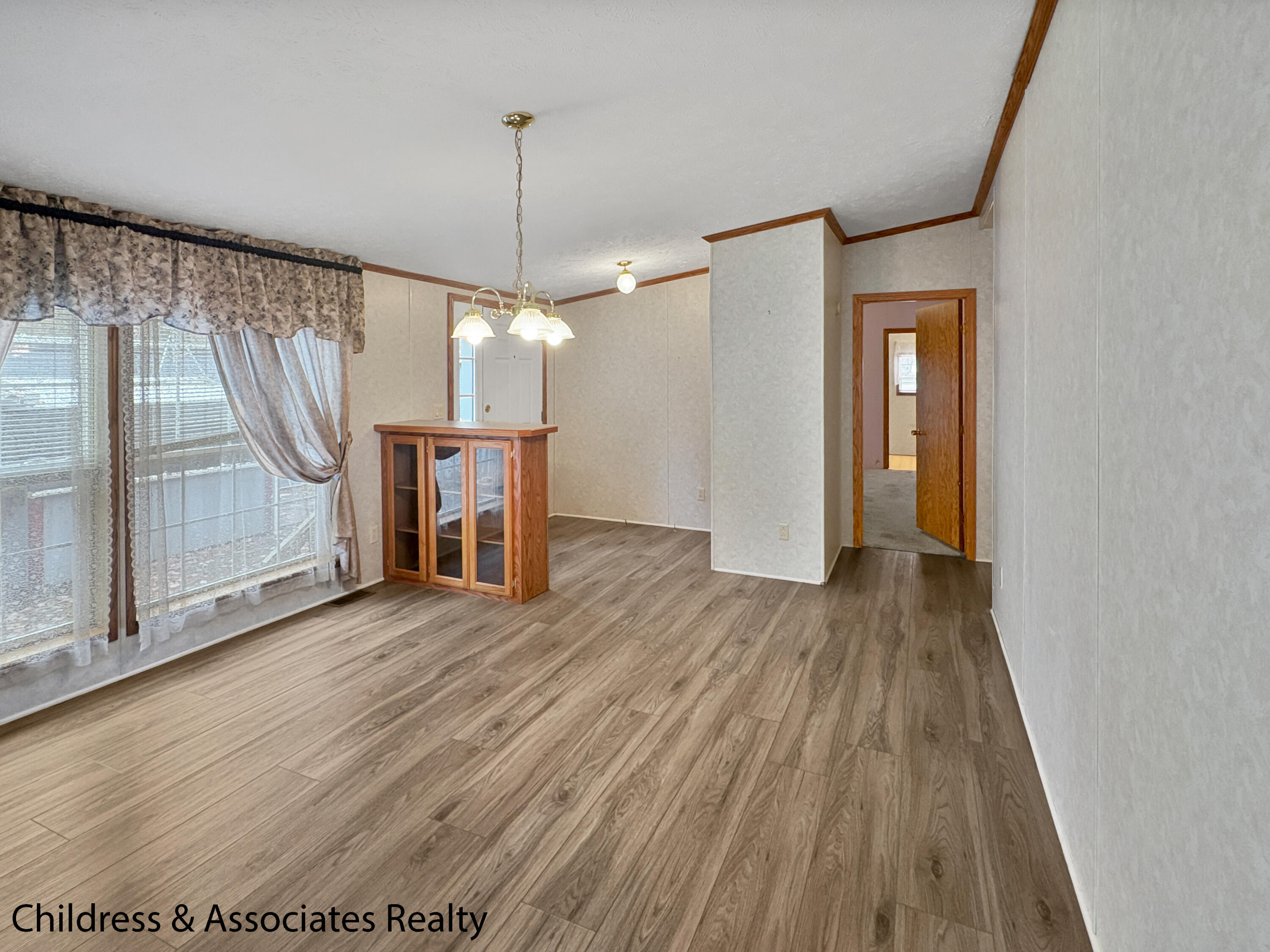 5527 Goldfinch Drive NE