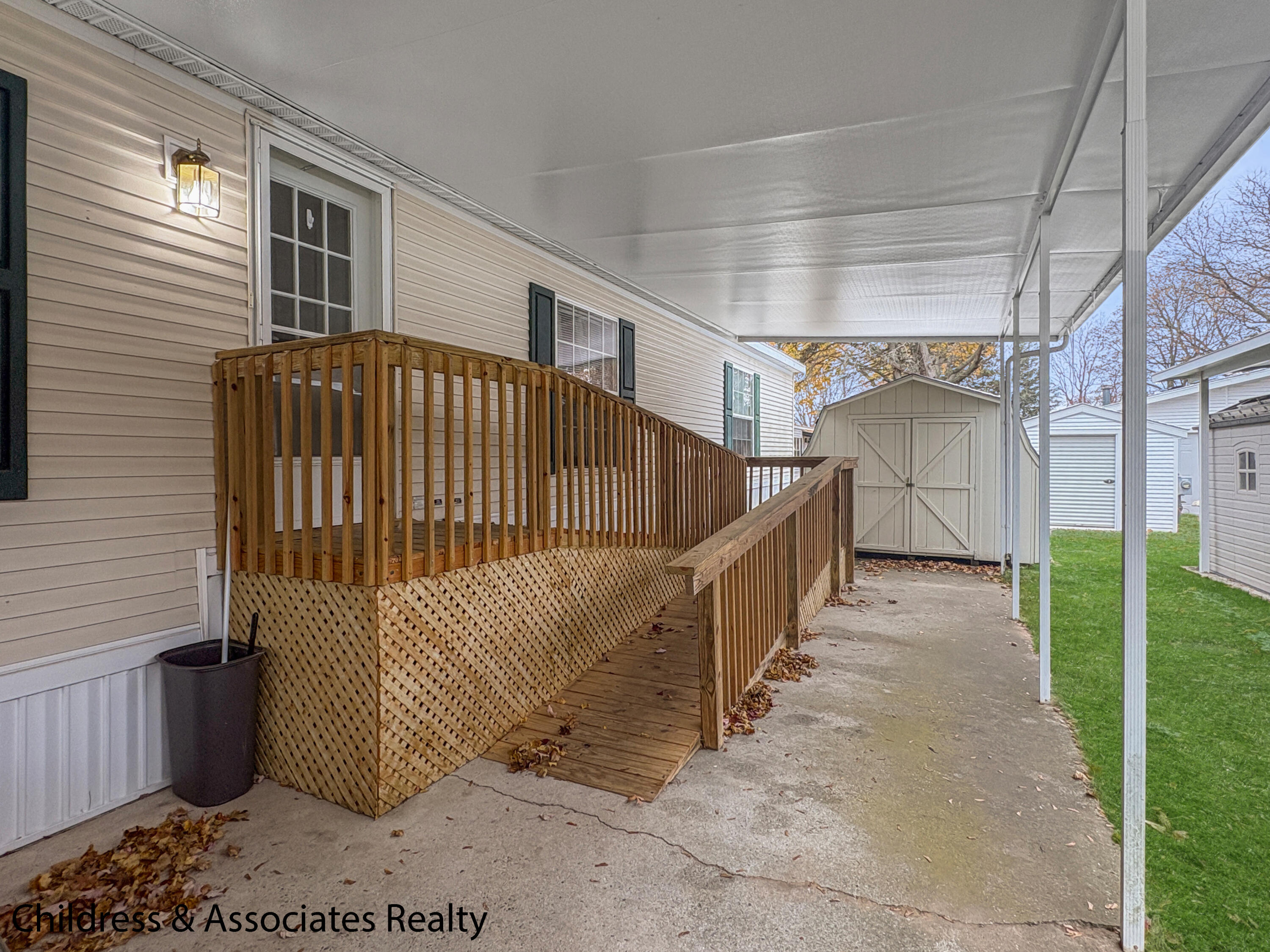 5527 Goldfinch Drive NE