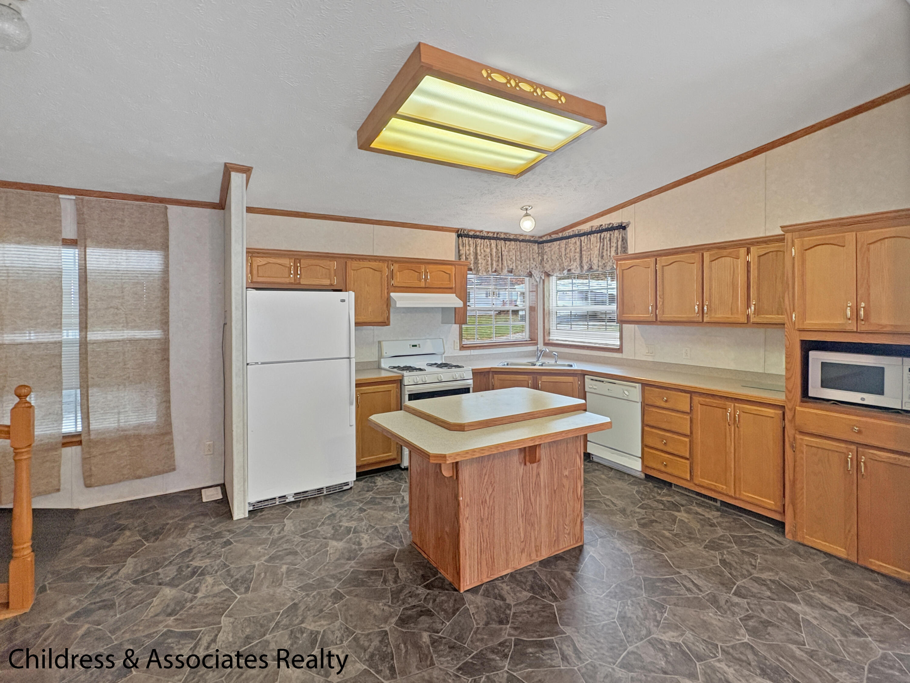 5527 Goldfinch Drive NE