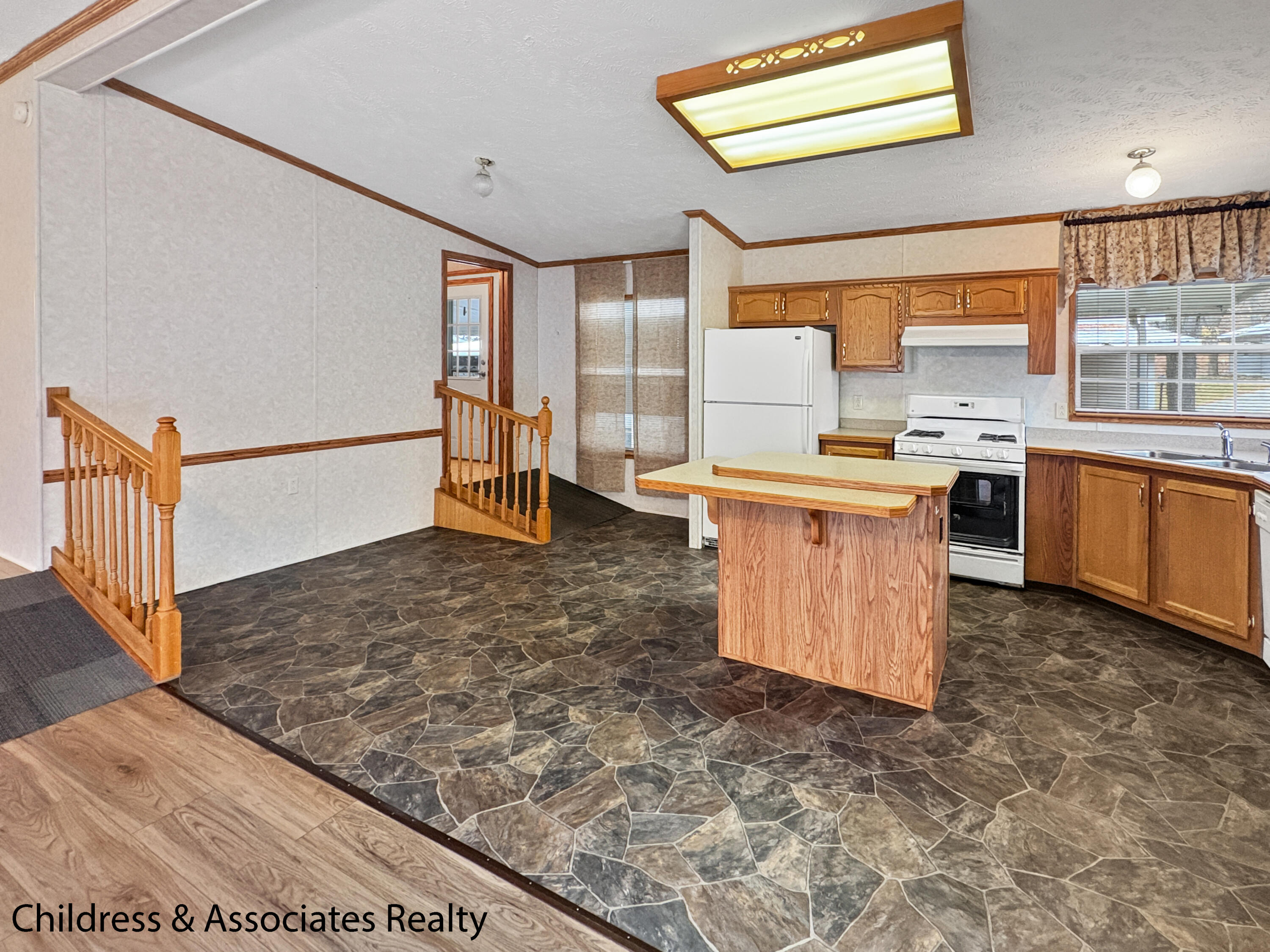 5527 Goldfinch Drive NE