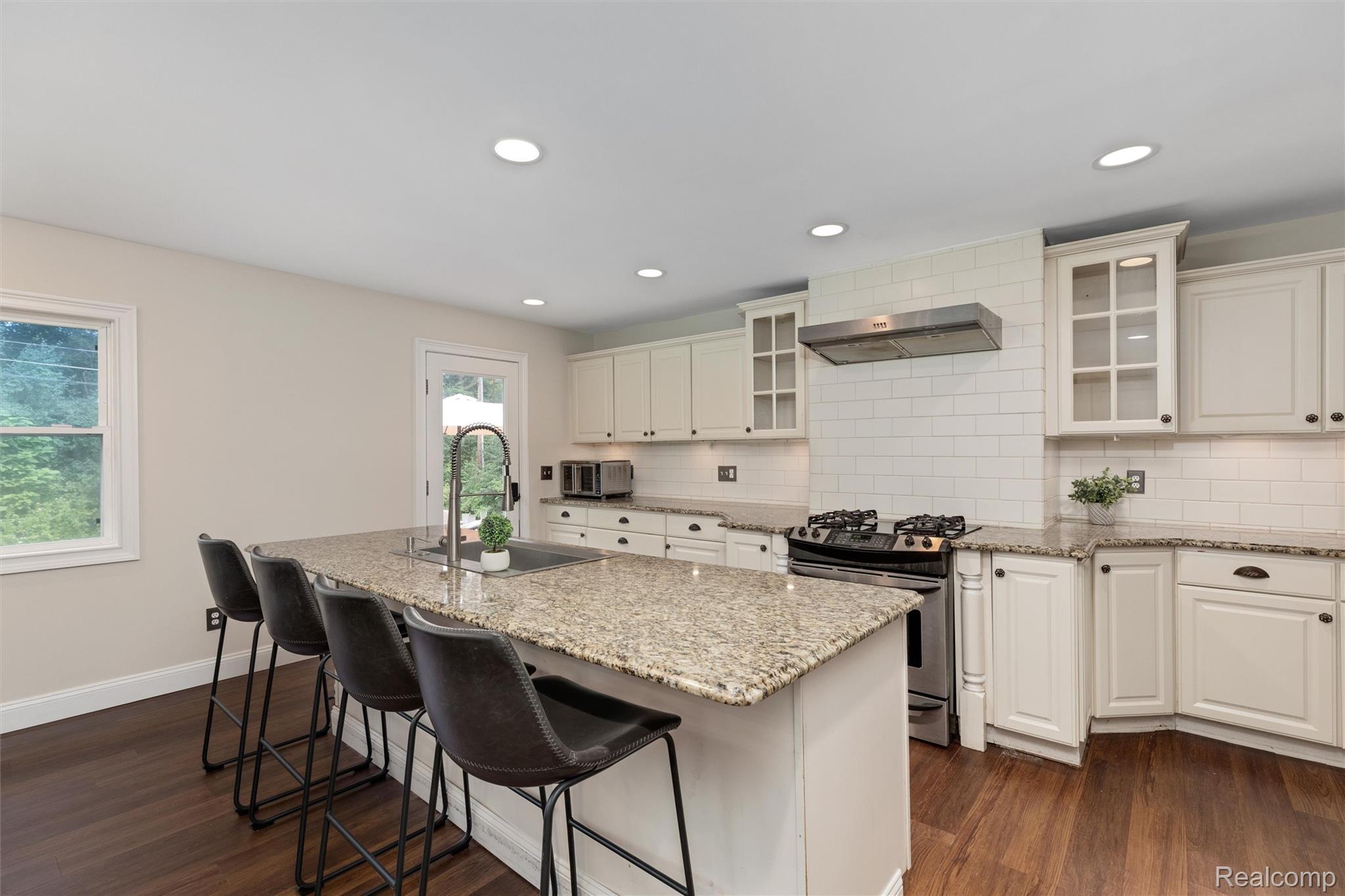 757 Foxhall Road N