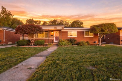 28359 Los Olas Drive Warren City MI 48093