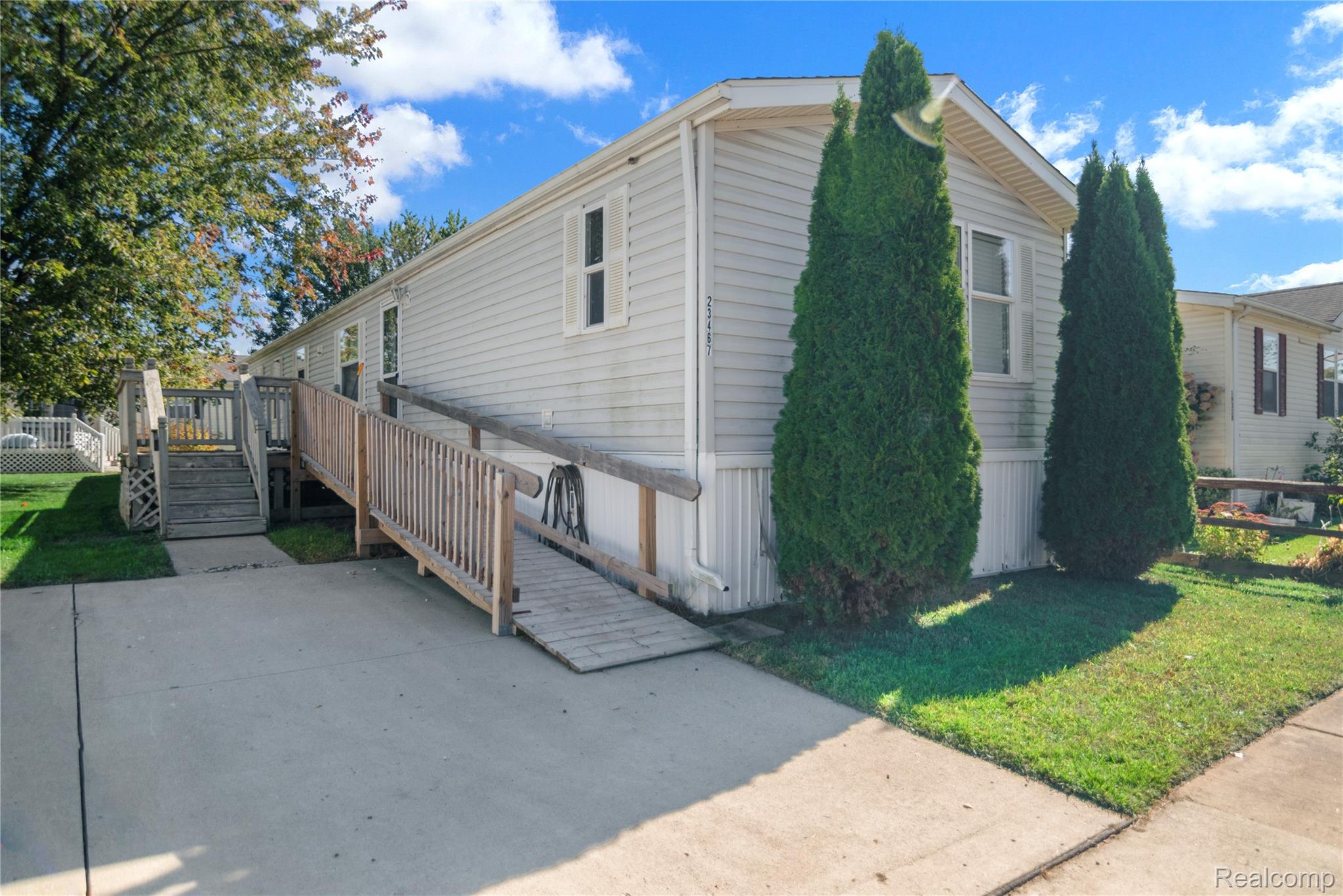 23467 Manor Road North
